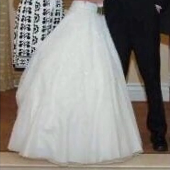 Oleg Cassini satin bodice organza wedding dress - Picture 5 of 9